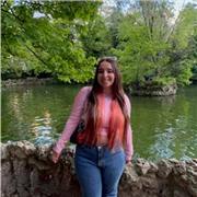 Profesora apta para niños principalmente en edades de entre 6 a 12 años.